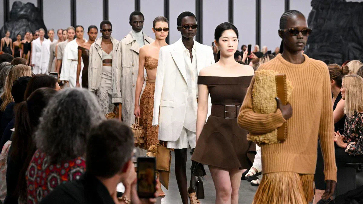 NYFW 2025: As micro-tendências que dominaram o street style e a resposta das passarelas