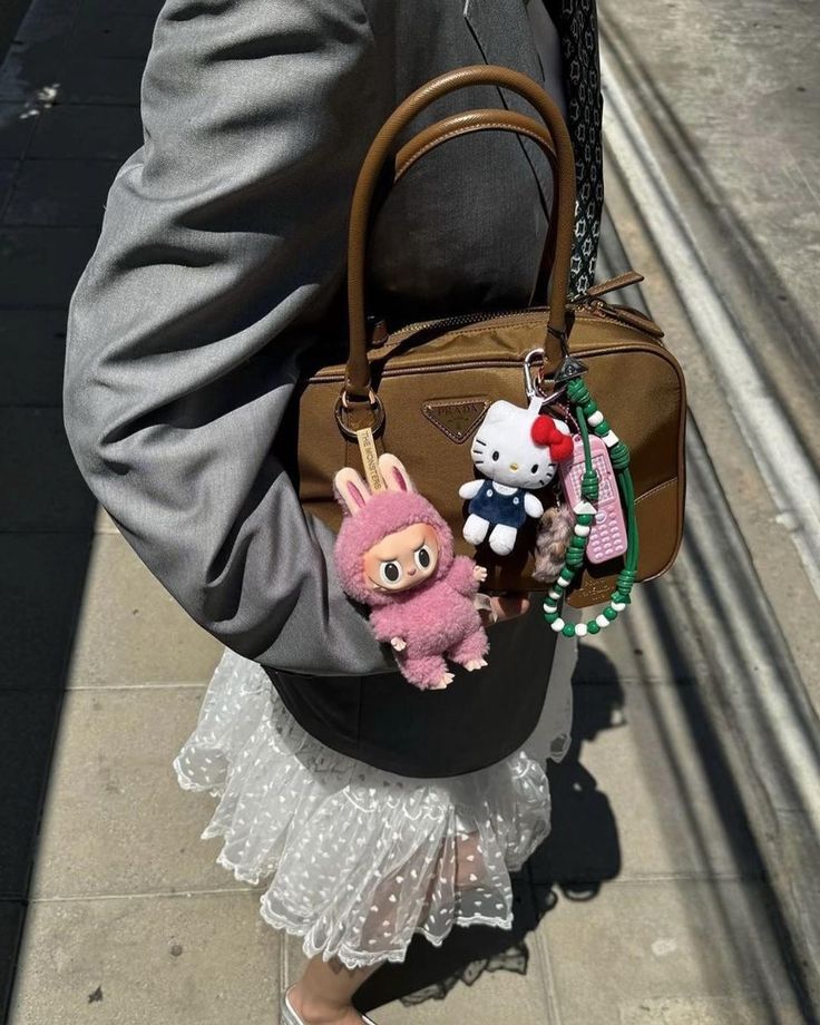 Todo mundo quer um Labubu no look, mas os Bag Charms certos dizem muito mais sobre você